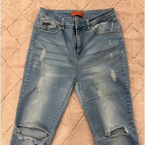 hello girlies ! Selling this these cute jeans ! Don’t miss out